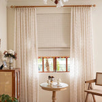 rideaux store opaque semi transparent motif étoiles dorées fond beige tringle bois chambrehôtel