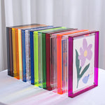 Cadre photo acrylique multicolore en décoration intérieure contemporaine