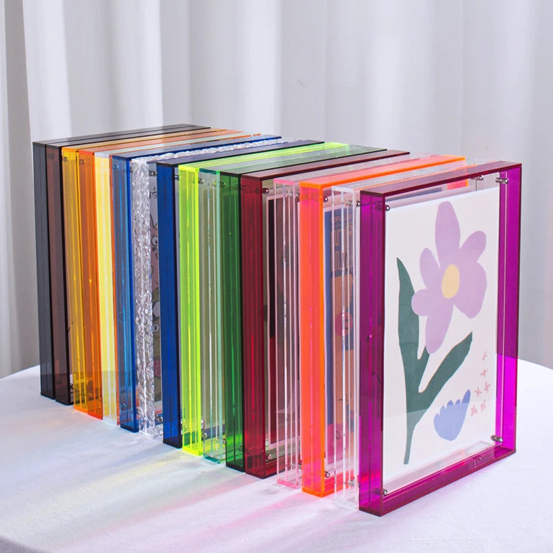 Cadre photo acrylique multicolore en décoration intérieure contemporaine