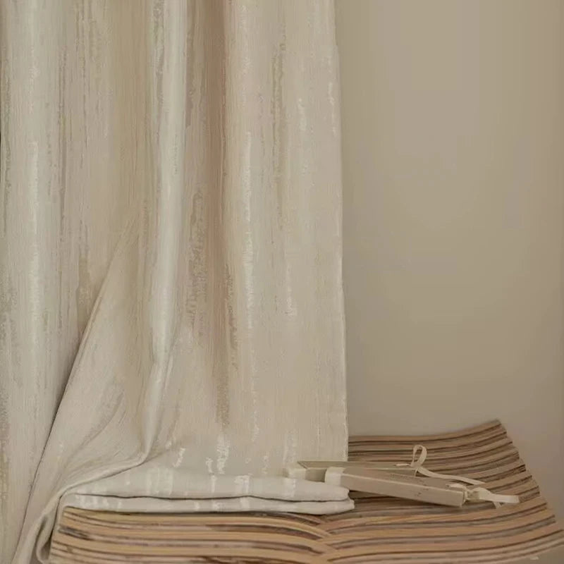 Rideau élégant de couleur beige pour salon moderne, drapé avec soin sur une chaise en bois ondulée, apportant une touche contemporaine et raffinée à votre intérieur, parfait pour créer une ambiance chaleureuse et accueillante.