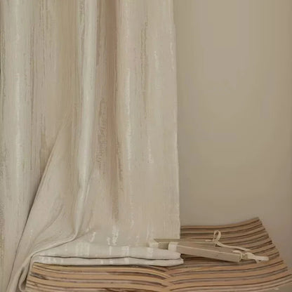 Rideau élégant de couleur beige pour salon moderne, drapé avec soin sur une chaise en bois ondulée, apportant une touche contemporaine et raffinée à votre intérieur, parfait pour créer une ambiance chaleureuse et accueillante.