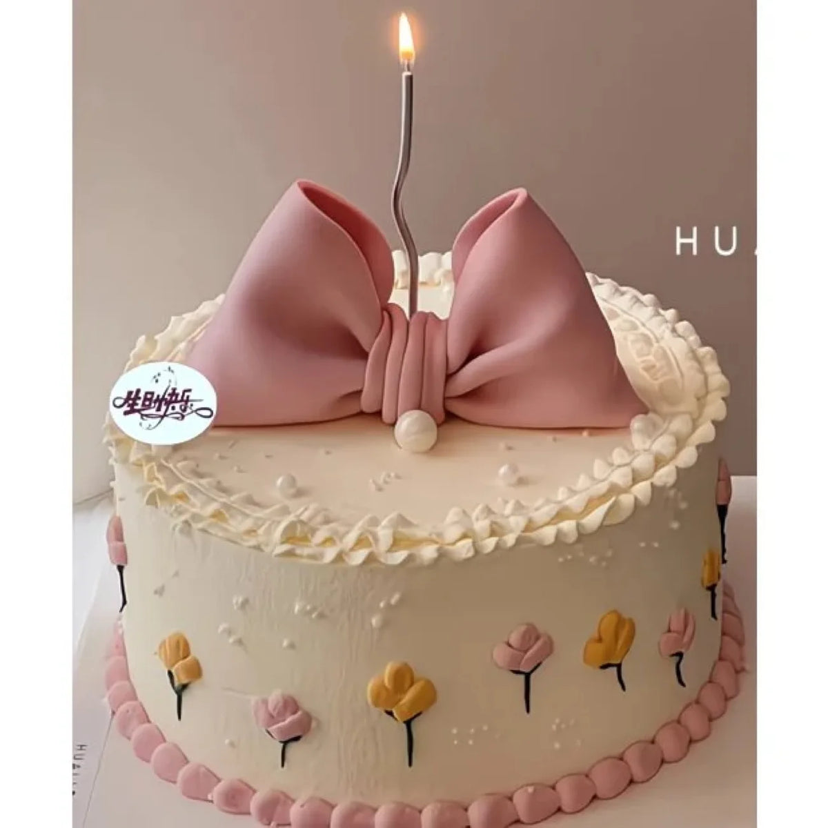 gâteau factice décoration mariage anniversaire noël valentin blanc rose rubans festive moderne