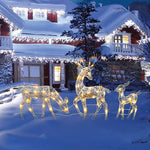 Renne lumineux LED beige posé près d'un sapin de Noël