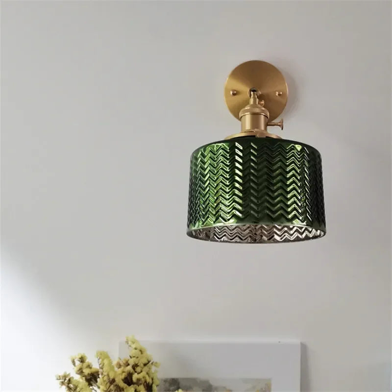 Applique murale LED installée dans une chambre à coucher moderne