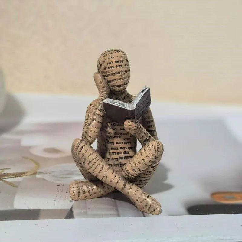 figurines decoratives modernes personnages lisant livres piles livres beige blanc orange minimaliste