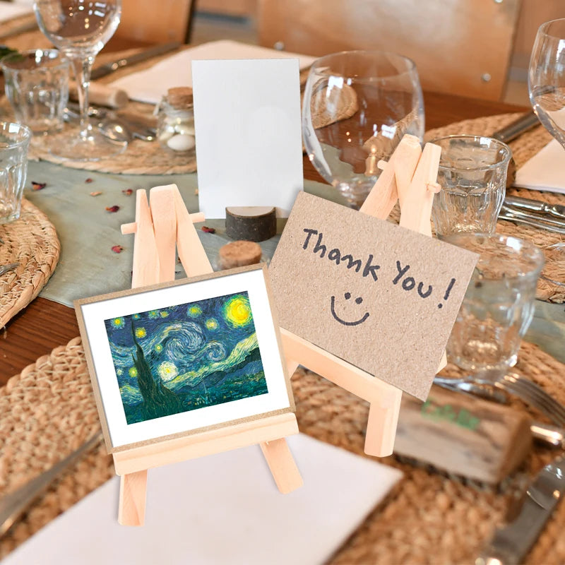 Table d'anniversaire avec supports de carte de nom et décoration florale