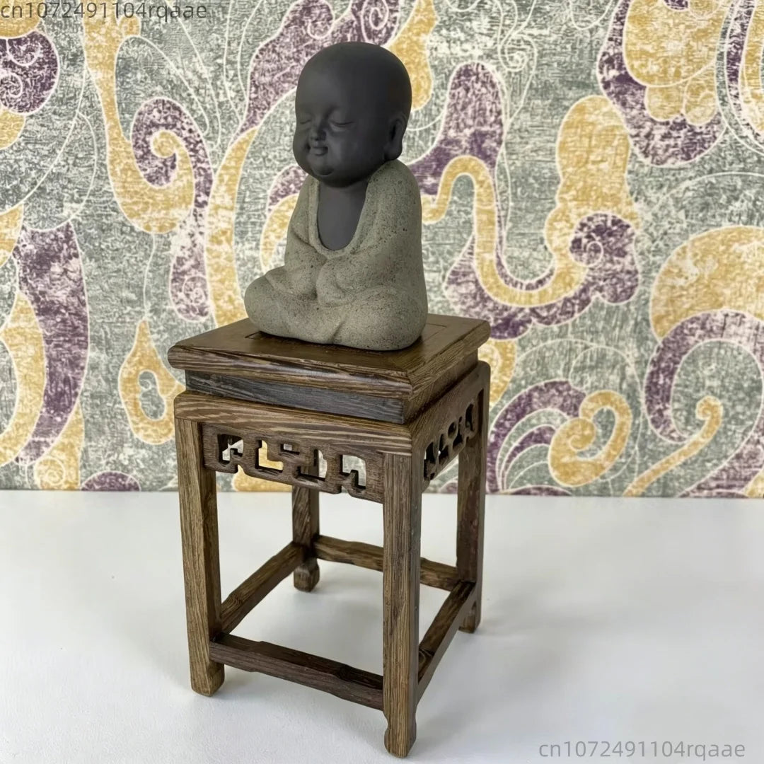 table bois foncée traditionnel gravures décoratives décoration vintage exposant figurines vases bonsaïs