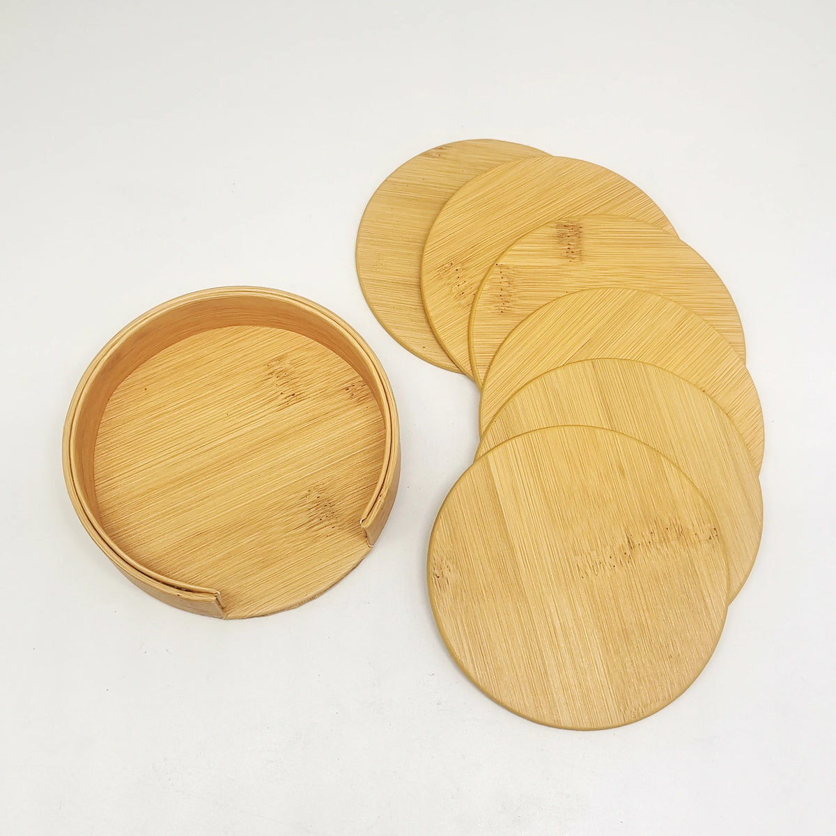 Assortiment de rondelles et de plateau en bambou, accessoires de cuisine élégants et écologiques.