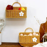 panier suspendu tressé osier rustique beige blanc orange rouge pommes fleurs décoration farmhouse