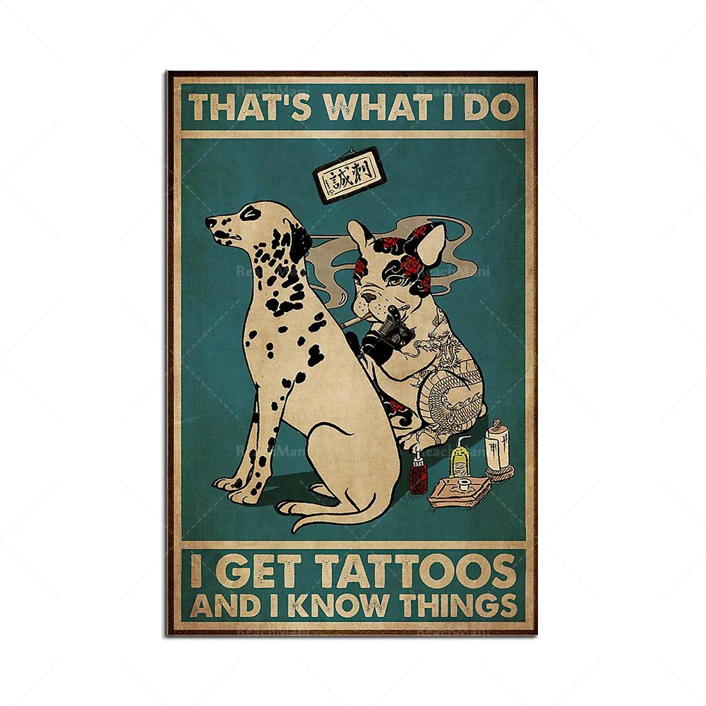 Deux chiens tatoués avec des messages humoristiques sur un fond vert vintage.