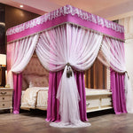 Un grand lit à baldaquin rose et blanc, avec des rideaux et une tenture frangée ornés de détails délicats, créant une atmosphère romantique et luxueuse dans cette chambre à coucher.