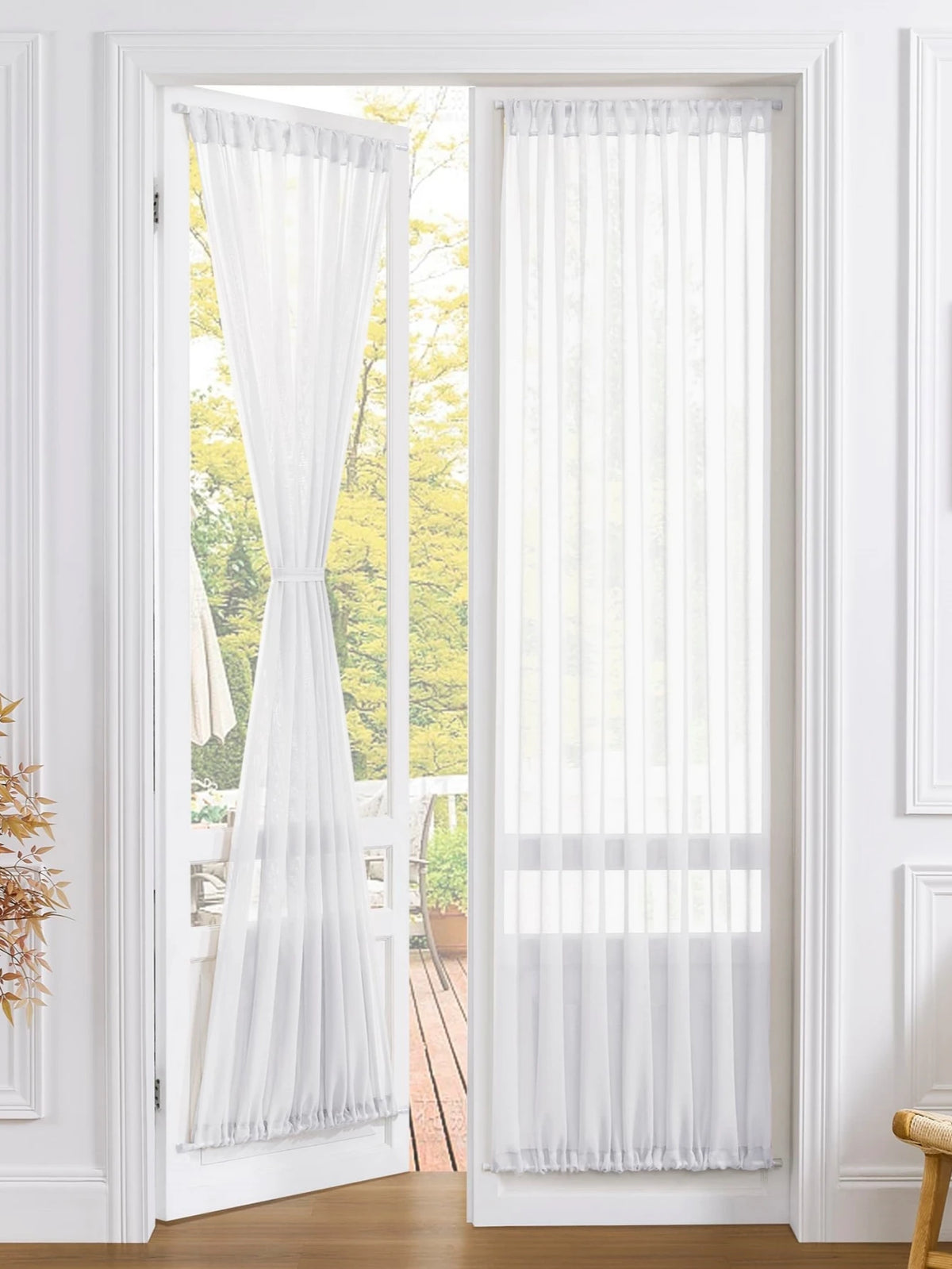 rideau blanc tissé verticalement plissé translucide classique porte d'entrée intérieur maison