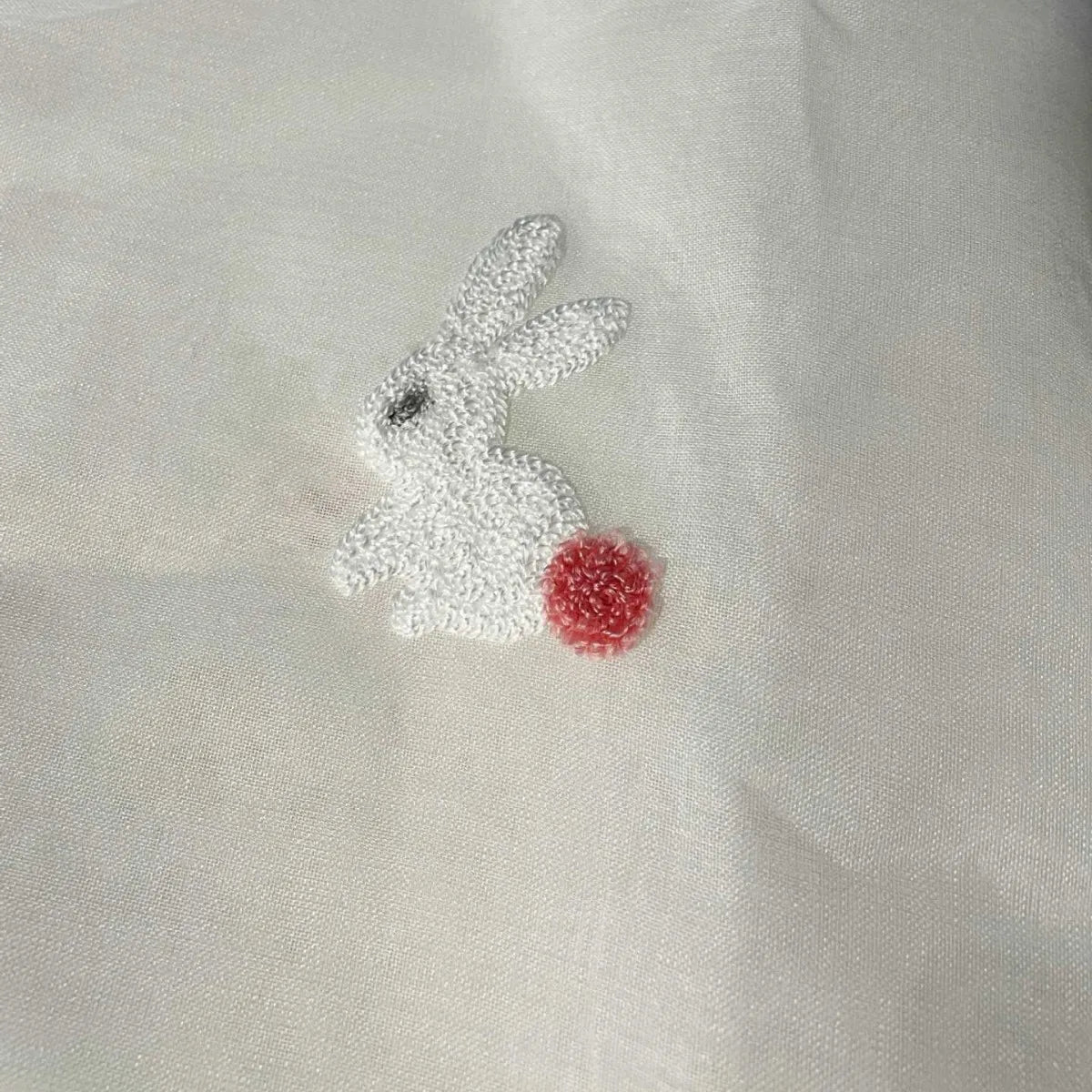 rideau tulle blanc brodé lapins pompons roses moderne translucide fenêtre chambre enfant salon maison