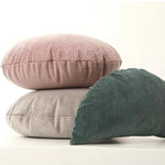 housse coussin ronde velours côtelé rayures horizontales décoration canapé salon moderne rose pâle