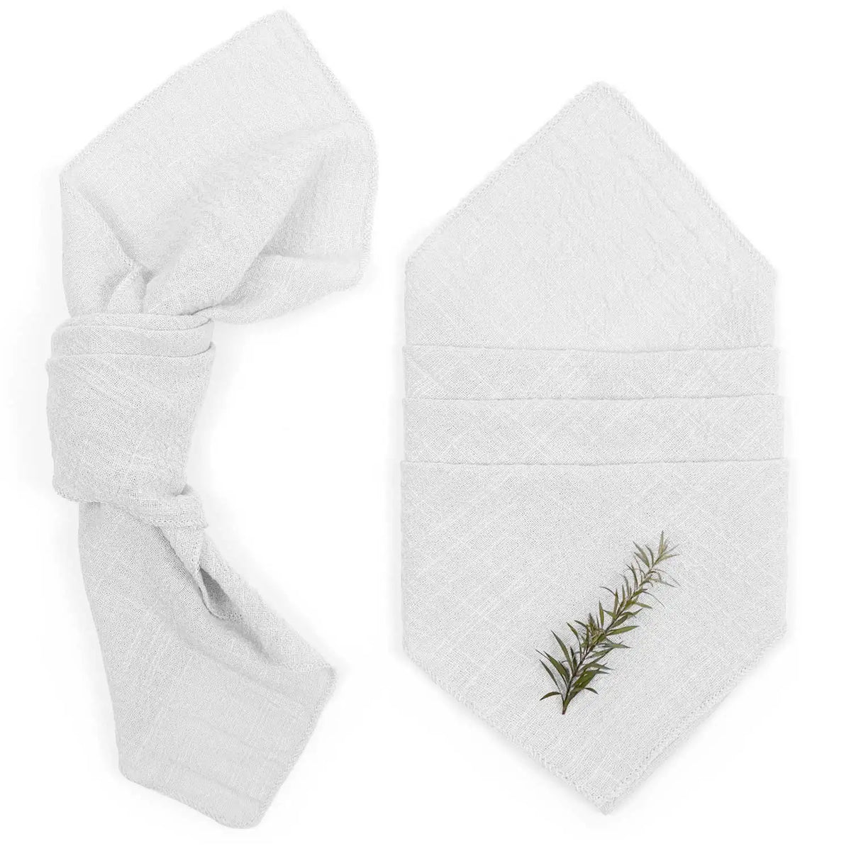 Un ensemble de serviettes de bain blanches luxueuses, avec une décoration naturelle subtile d'une brindille de romarin.