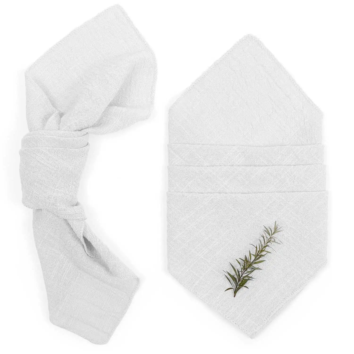 Un ensemble de serviettes de bain blanches luxueuses, avec une décoration naturelle subtile d'une brindille de romarin.