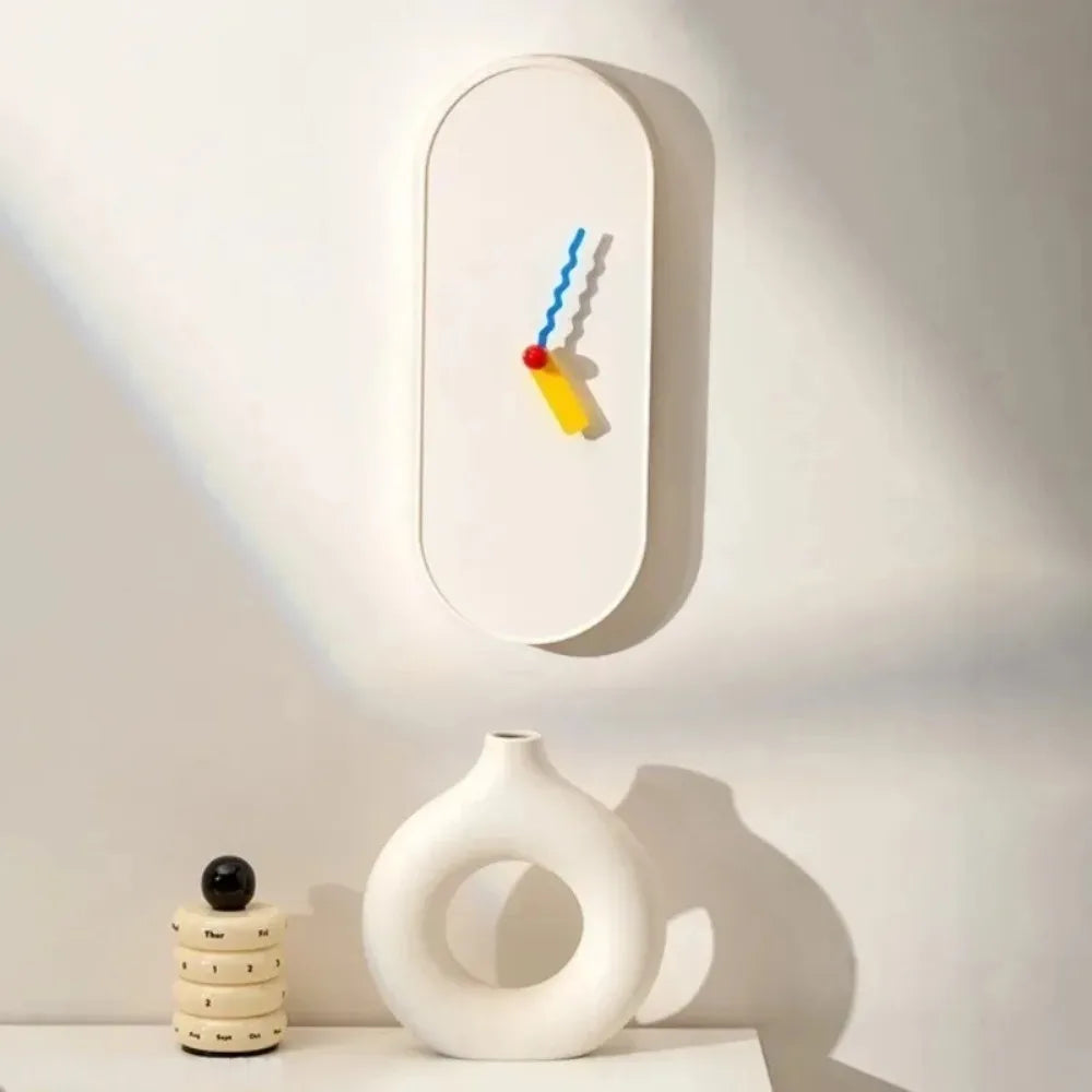 horloge murale moderne aiguille motif abstrait beige jaune bleu rouge contemporain