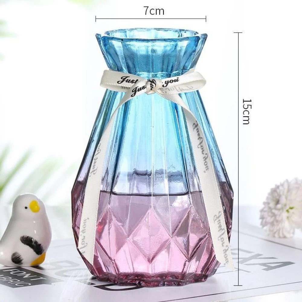 vases modernes élégants couleurs bleu violet rose facettes rayures opaques décoration intérieure arrangement fleurs