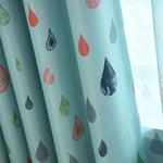 Rideau décoratif bleu avec motifs colorés en forme de gouttes d'eau, idéal pour ajouter une touche moderne et rafraîchissante à votre intérieur. Ce design unique et dynamique embellit chaque pièce, offrant une ambiance apaisante et contemporaine parfaite pour le salon ou la chambre à coucher.