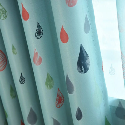 Rideau décoratif bleu avec motifs colorés en forme de gouttes d'eau, idéal pour ajouter une touche moderne et rafraîchissante à votre intérieur. Ce design unique et dynamique embellit chaque pièce, offrant une ambiance apaisante et contemporaine parfaite pour le salon ou la chambre à coucher.