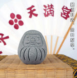 statue daruma gris relief sculpté artisanal traditionnel maison décoration bouddhiste