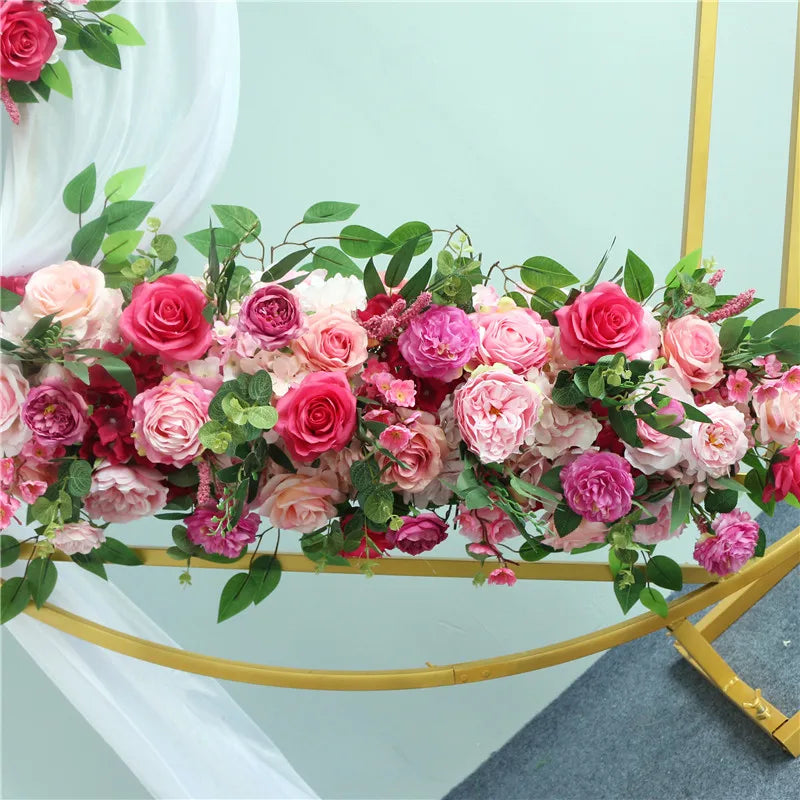 Guirlande florale rouge utilisée comme décoration d'arche de mariage