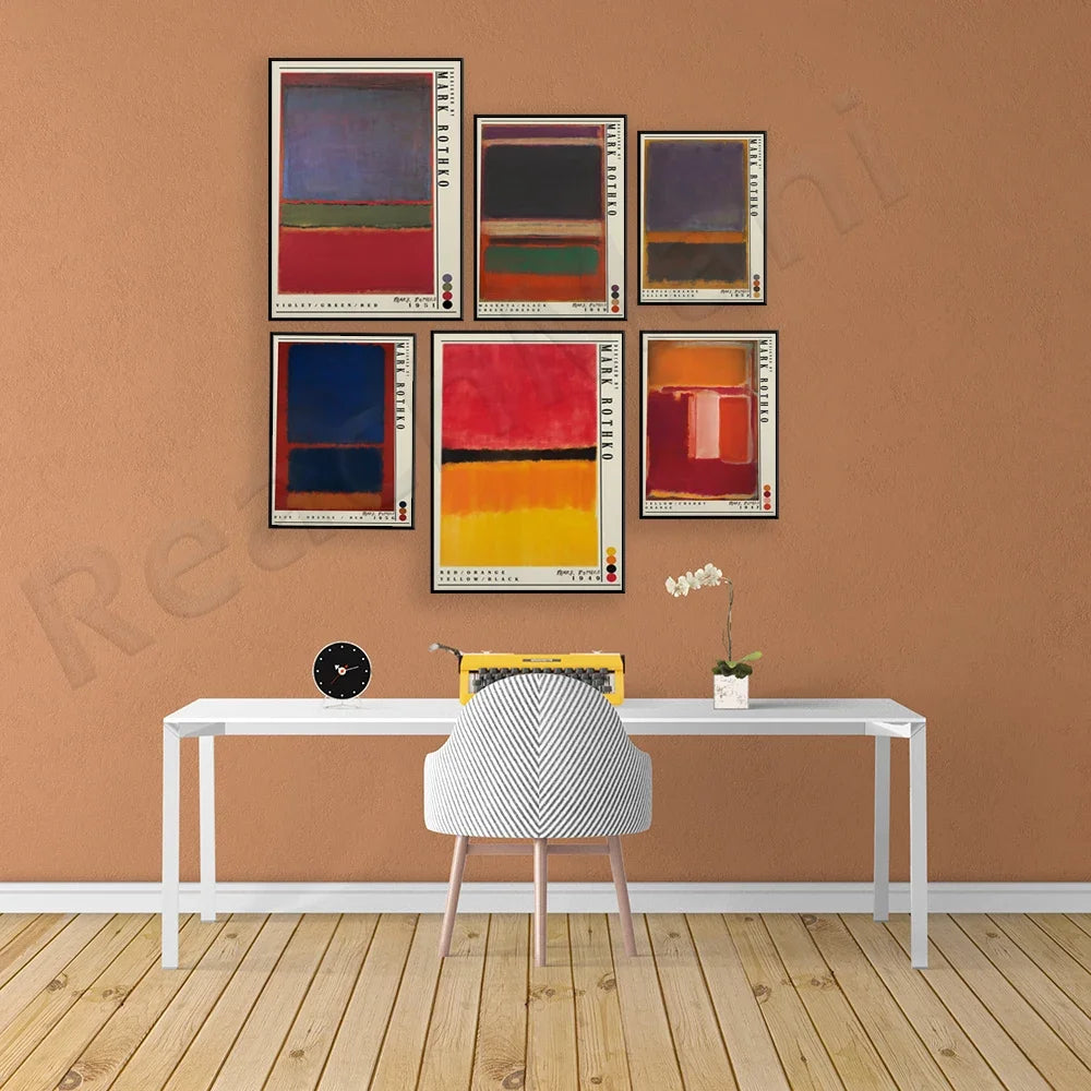 Une composition murale colorée et moderne, composée de cadres abstraits, crée un espace de travail dynamique et créatif.