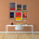 Une composition murale colorée et moderne, composée de cadres abstraits, crée un espace de travail dynamique et créatif.