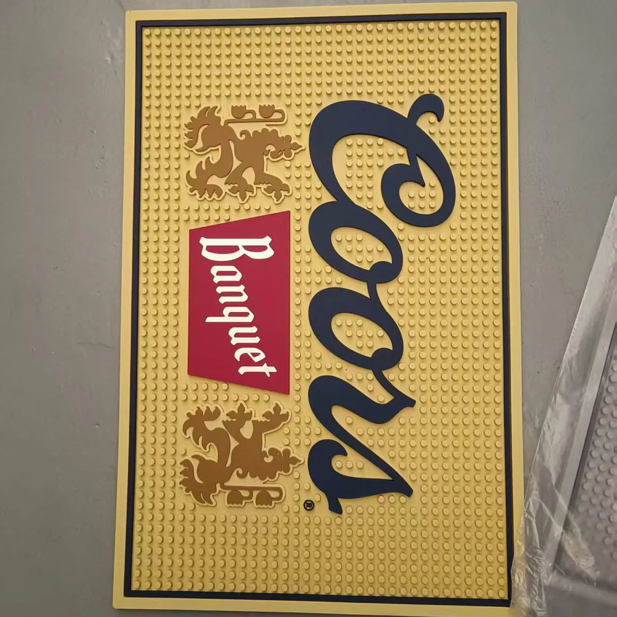 tapis bar jaune logo coors banquet lion stylisé classique vintage respectueux environnement