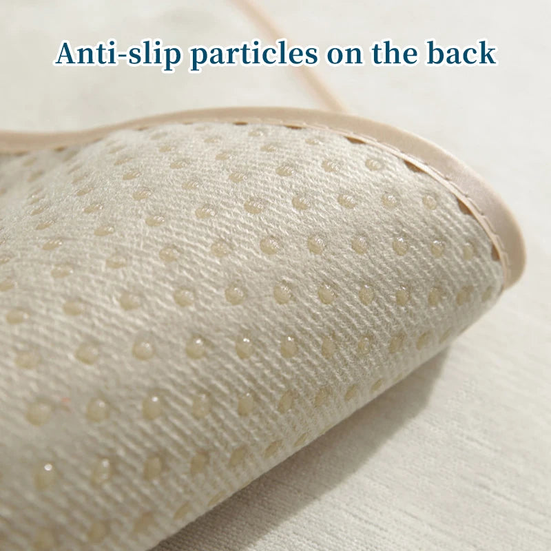 Un gros plan d'une surface textile texturée avec des particules anti-dérapantes sur le dos, conçu pour assurer une meilleure adhérence.