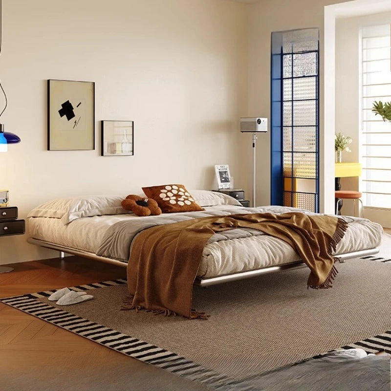 lit moderne blanc marron tissu composite acier inoxydable oreillers couverture tapis chambre coucher