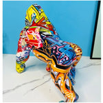 Statue gris clair de gorille près d'une armoire à vin