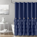 Rideau de douche élégant bleu foncé avec volants, parfait pour apporter une touche de sophistication à votre salle de bain. Ce design raffiné s'harmonise facilement avec différents styles de décoration intérieure tout en améliorant l'intimité et en protégeant des éclaboussures d'eau. Accessoire idéal pour créer une atmosphère chic et accueillante.