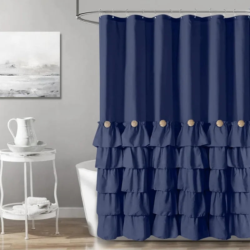 Rideau de douche élégant bleu foncé avec volants, parfait pour apporter une touche de sophistication à votre salle de bain. Ce design raffiné s'harmonise facilement avec différents styles de décoration intérieure tout en améliorant l'intimité et en protégeant des éclaboussures d'eau. Accessoire idéal pour créer une atmosphère chic et accueillante.
