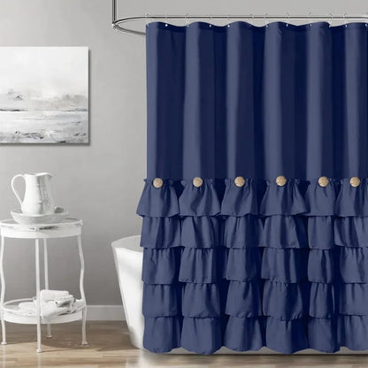 Rideau de douche élégant bleu foncé avec volants, parfait pour apporter une touche de sophistication à votre salle de bain. Ce design raffiné s'harmonise facilement avec différents styles de décoration intérieure tout en améliorant l'intimité et en protégeant des éclaboussures d'eau. Accessoire idéal pour créer une atmosphère chic et accueillante.