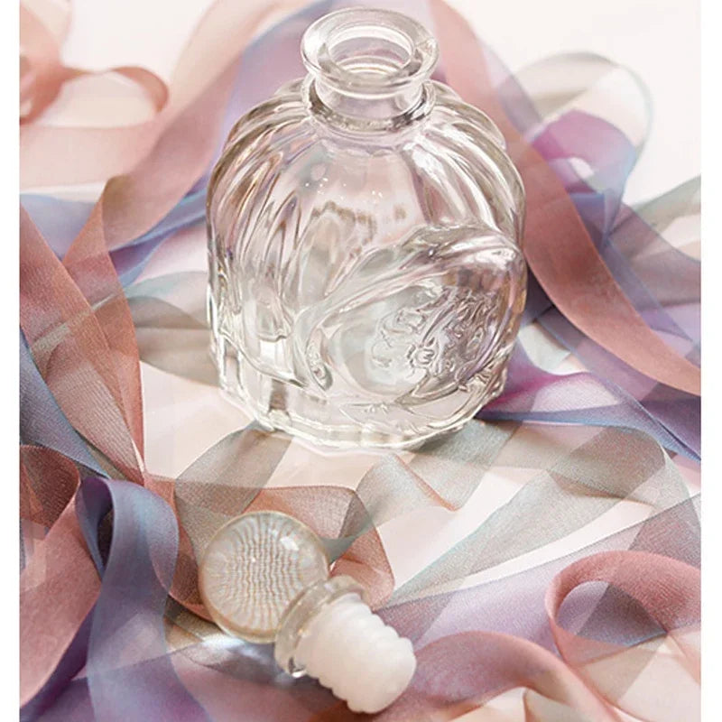 flacon parfum verre transparent relief floral ruban décoratif huile essentielle aromathérapie vintage classiqueintérieur