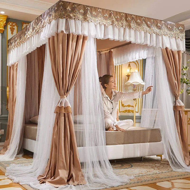 Intérieur de chambre à coucher avec un grand lit à baldaquin orné de rideaux et de décorations dorées, créant une ambiance élégante et opulente.
