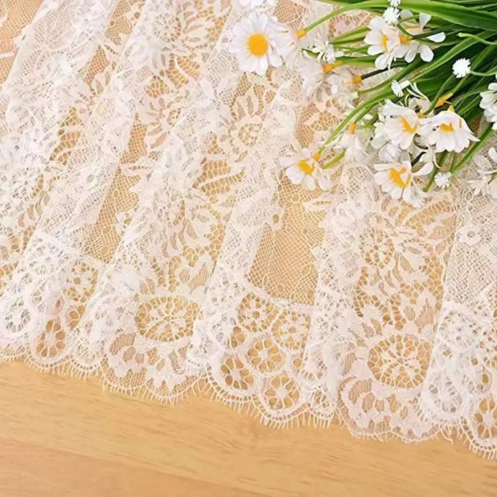 nappe dentelle florale noire blanche maison fête décoration transparente élégante champêtre assiettes verres