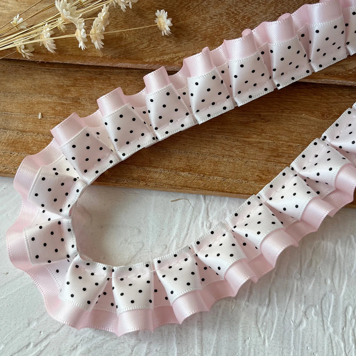 rubans franges dentelles pois noirs rose clair blanc cheveux décoration élégante partie