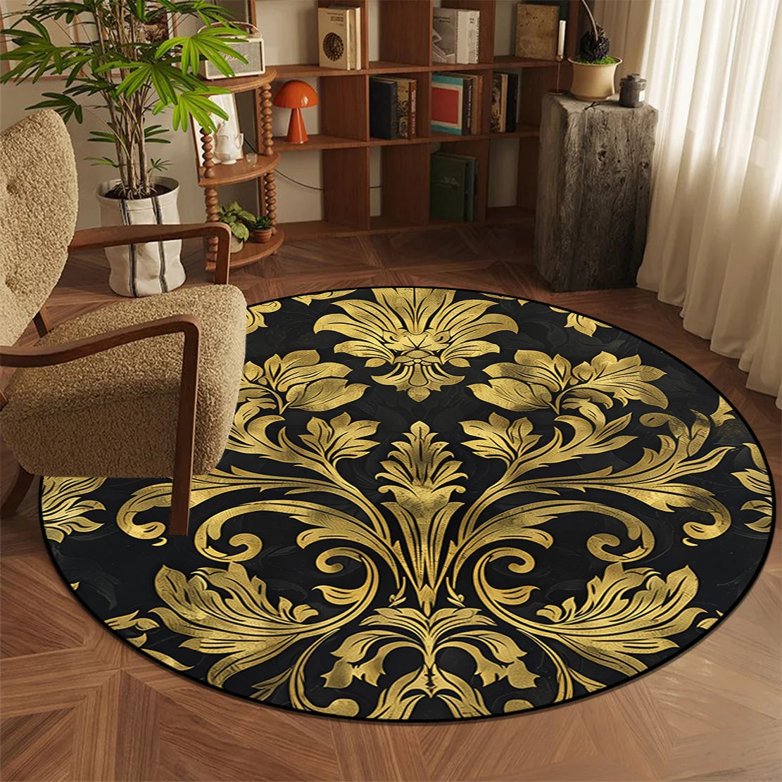 Un tapis rond décoratif avec un motif damassé doré et noir créant un style luxueux et élégant dans cette pièce d'intérieur.