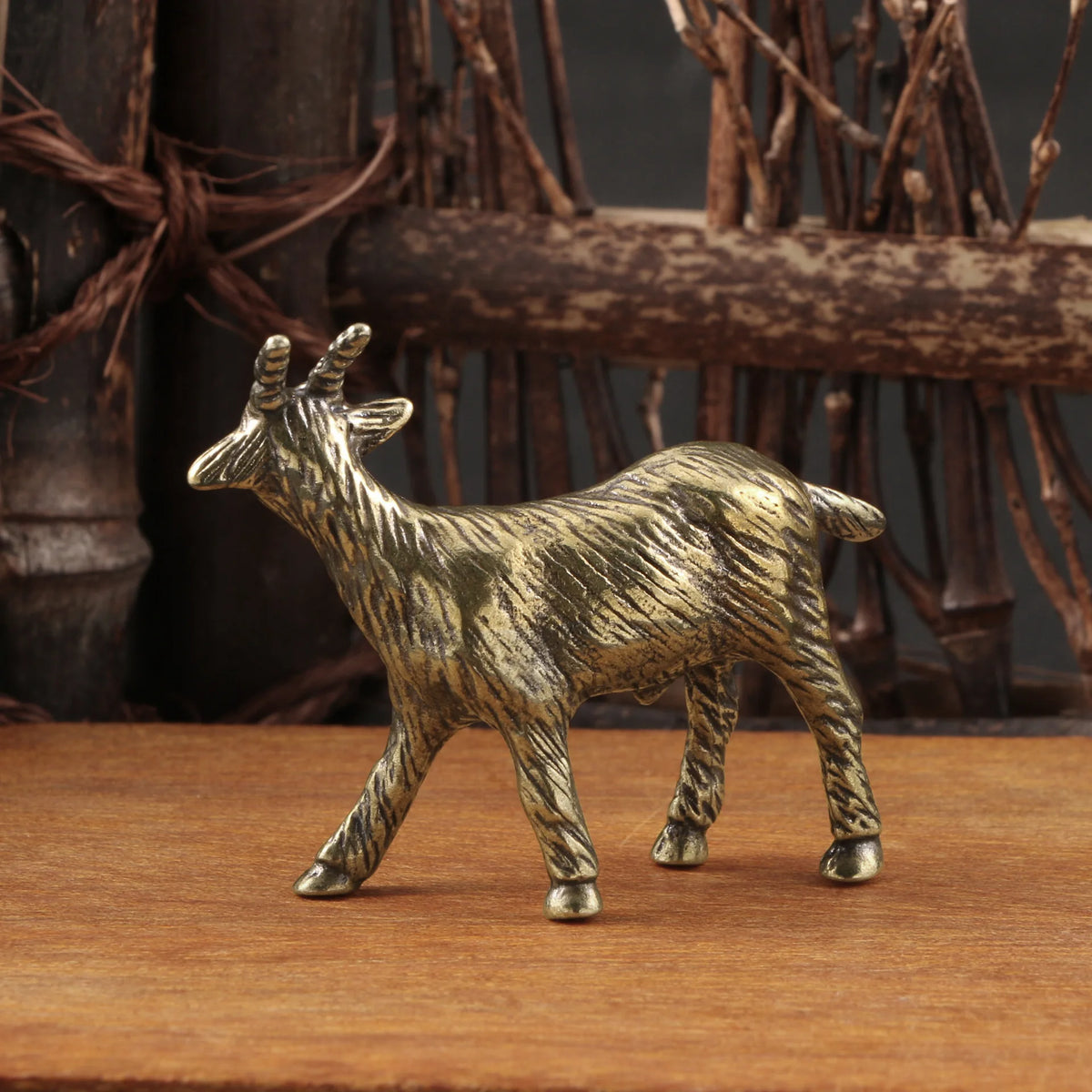 ornements rétros animaux zodiac bronze décoration intérieure asiatique figurine chèvre texture fourrure deco vintage