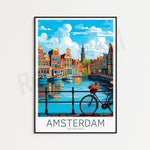 Une affiche de voyage colorée représentant un paysage urbain animé d'Amsterdam avec des canaux, des maisons historiques et un vélo fleuri au premier plan.