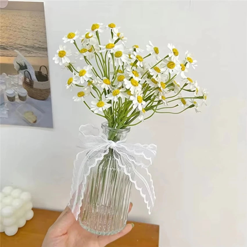 bouquets fleurs artificielles marguerites blancs vases transparents décoration intérieure moderne minimaliste