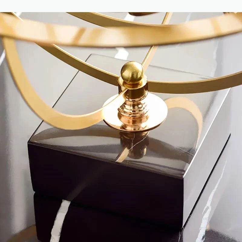 sculpture géométrique moderne sphère dorée anneaux circulaires décoration chambre minimaliste