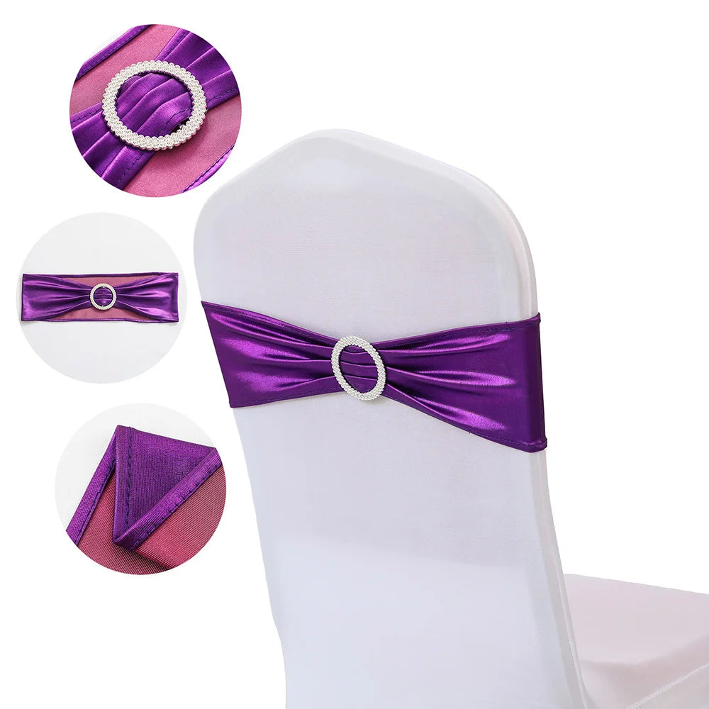 Une chaise blanche avec une ceinture violette et une décoration élégante en forme de perles.