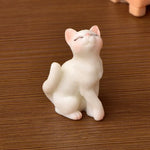 figurines chats résine miniature table deco maison blanc taches colorées opaques erotique