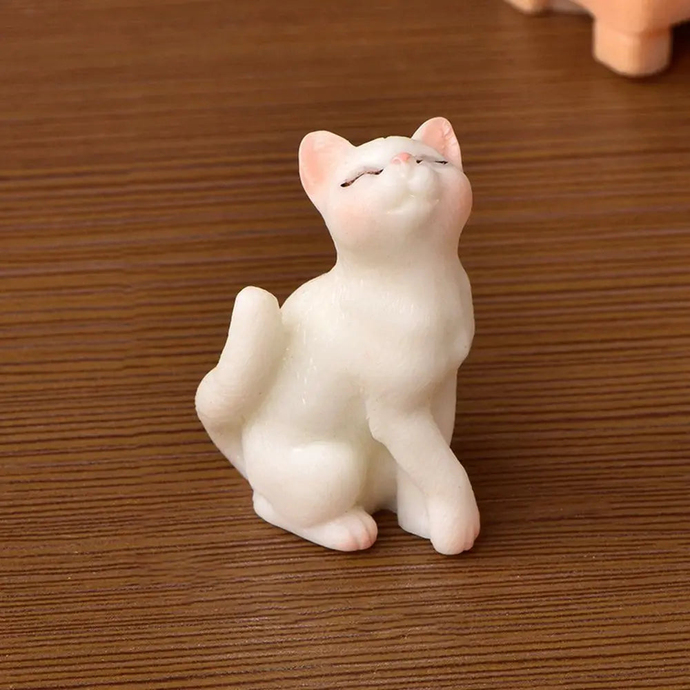 figurines chats résine miniature table deco maison blanc taches colorées opaques erotique