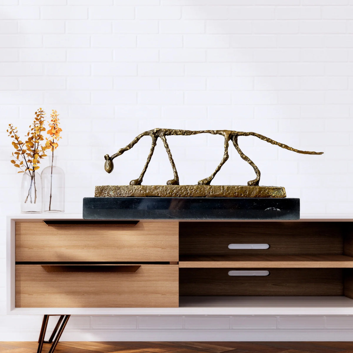 sculpture animaux félin bronze doré texture rugueuse moderne décoration intérieure base noire unique collection
