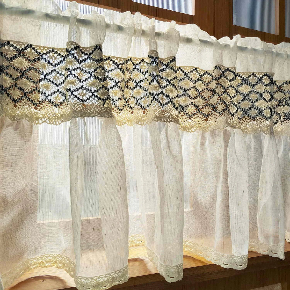 rideau lin beige noir broderie géométrique bordure dentelle classique vintage translucide cuisine fenêtre