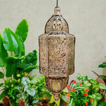 lampe suspendue dorée artisanale plaque solaire chaîne ajourée extérieur jardin traditionnelle